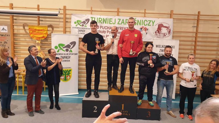 Zwycięzcy zapaśnicy z Plewisk