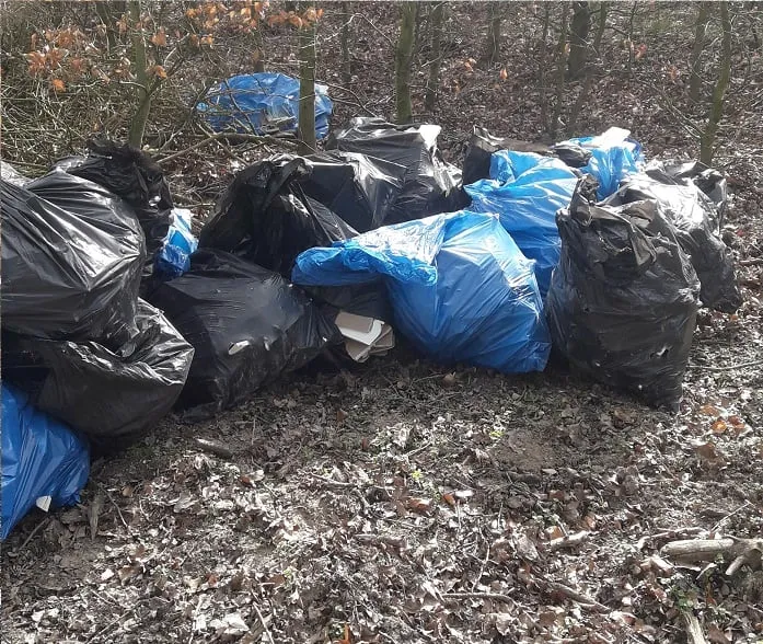 śmieci w parku narodowym