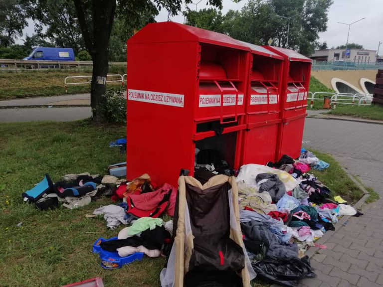 bałagan przy pojemnikach na ciuchy
